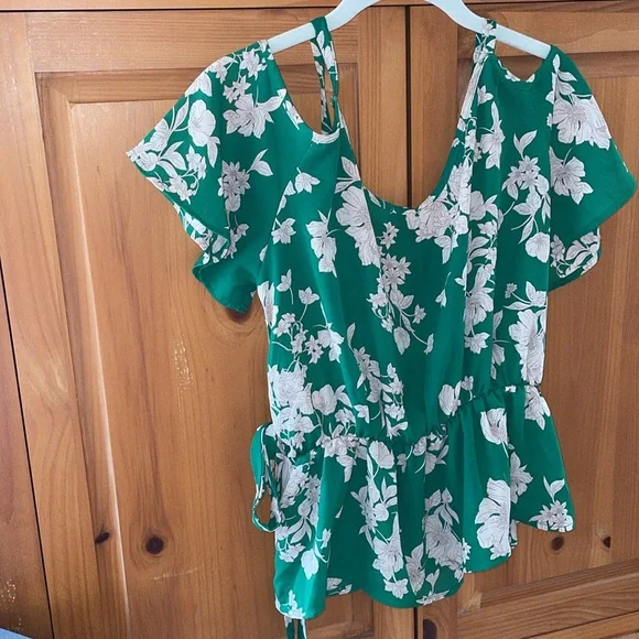 Green Floral Crop Top 💚🌼 - Picture 7 of 11